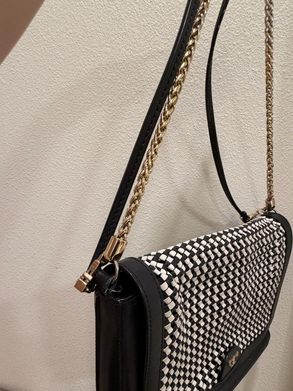 EUC RARE Tory Burch crossbody with gorgeous unique metal strap. - Picture 4 of 9